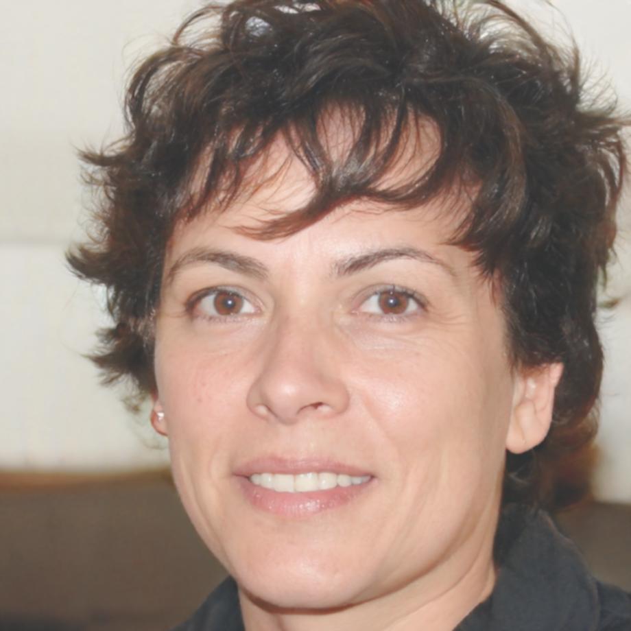 Zeynep Demir - Veri Analisti ve Strateji Uzmanı